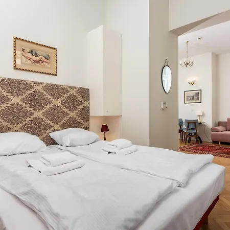 Classy Old Town - By Upstairs Apartment