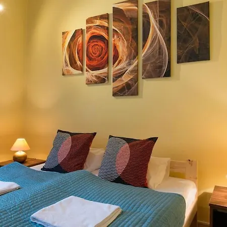 Big Cosy Retro Apt, Free Parking, 15min Oldtown & Kazimierz - By Homelike * Krakow