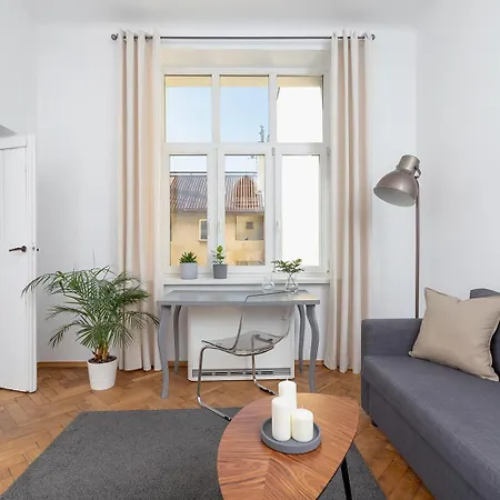 With Balcony - Paulinska 8 Street Apartment *