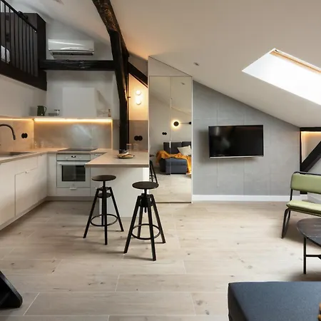 Skyline Apartment *