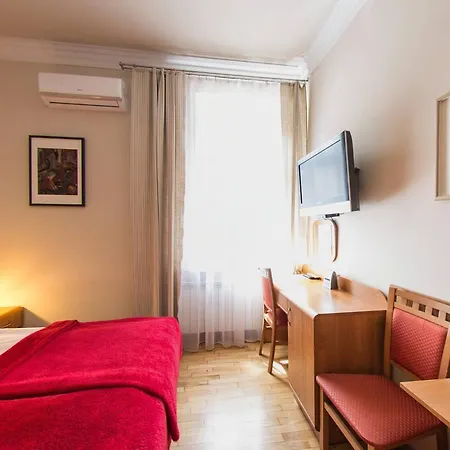 Kajzer Apartmanhotel 2*