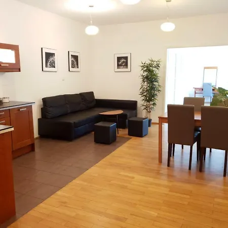 Old Apartmanhotel 2*