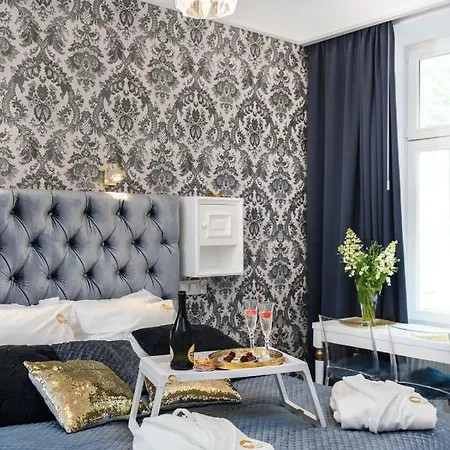 Golden Fish - New - Old Town Apartment