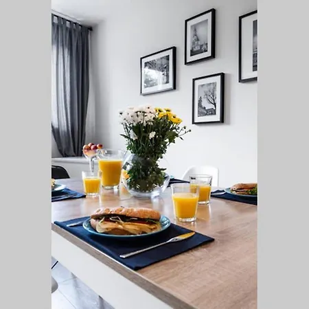 Househost Apartament: Swietego Krzyza Street Apartment