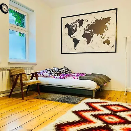 Apartament In Ivy Covered House, Near Old Town