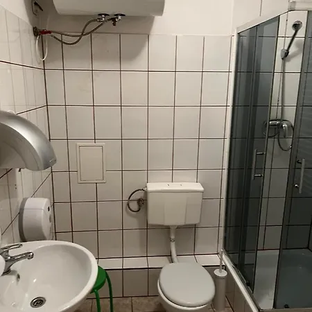 Apartment 50 People Bis