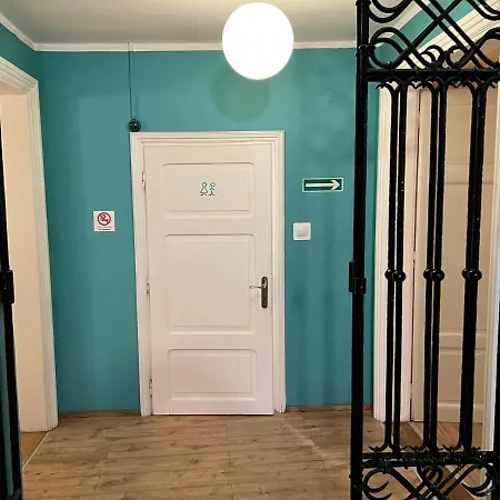 50 People Bis Apartment