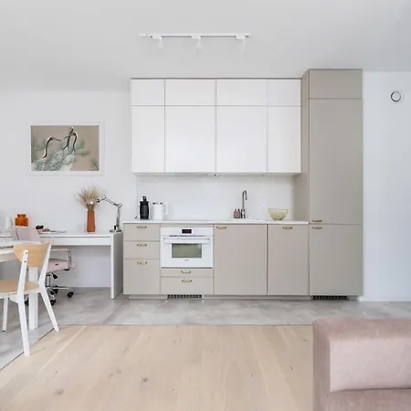 With Balcony & Parking Mogilska By Renters Prestige Appartamento Cracovia