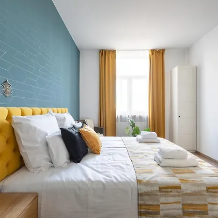 Luxe Living Castle View Apartment *
