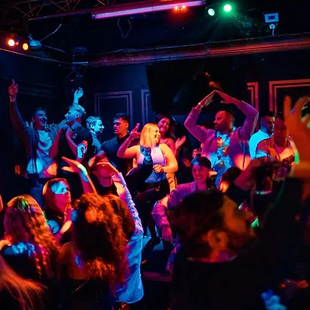 50 People Bis Apartment *
