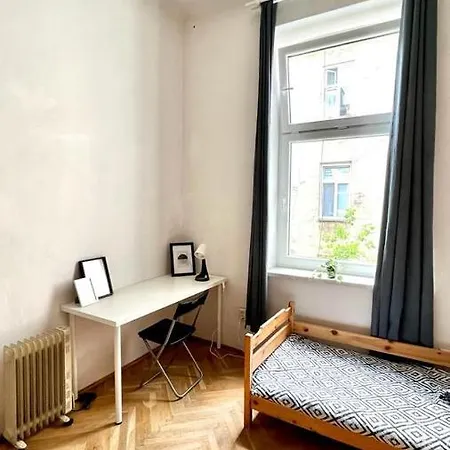 Accommodatie bij particulieren Bedroom Near The Bus And Train Station