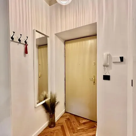 Old Town Jacuzzi Apartment
