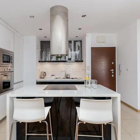 Modern With Free Parking Spot Apartment *
