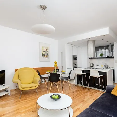 Modern With Free Parking Spot Apartment
