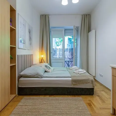 June C W/small Balcony Apartment Krakow