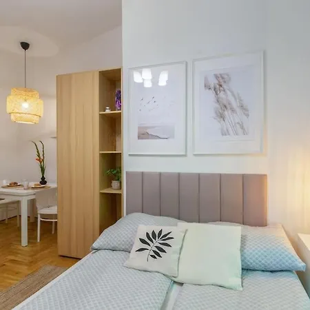 Apartment June C W/small Balcony *