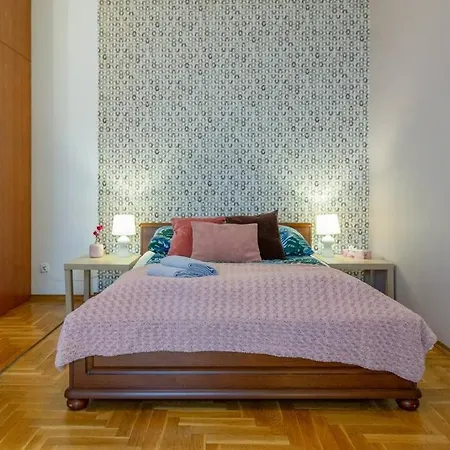 Domus Krakowski 3-bedroom Apt. Lägenhet Kraków