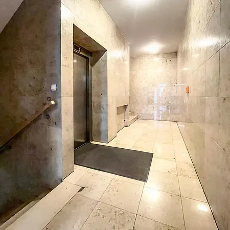 Top 1 Center Near Riverside With Parking Apartment *