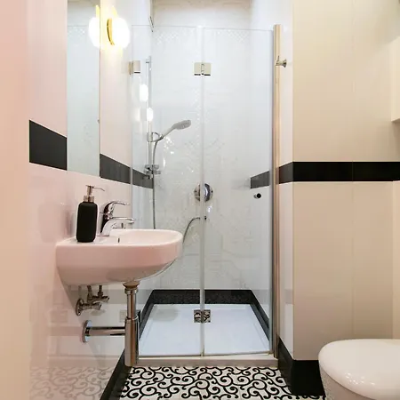 アパート Spacious 3br With Ac In Living Room, 2 Balconies クラクフ