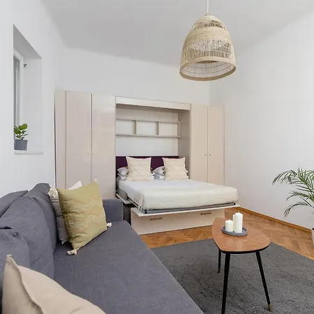 With Balcony - Paulinska 8 Street Apartment *