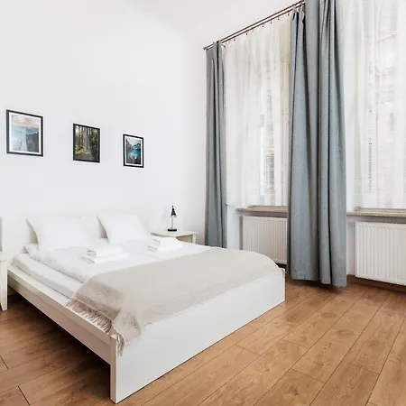 Charming Near The Main Market Square - By Upstairs