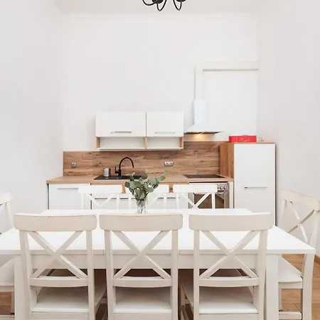 Charming Near The Main Market Square - By Upstairs Apartment