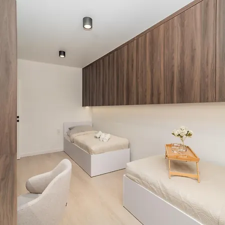 Apartment Prestige - 61m2, Parking, Balcony, Workspace, Ac - By Rentujemy *