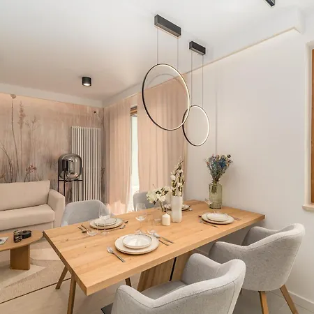 Apartment Prestige - 61m2, Parking, Balcony, Workspace, Ac - By Rentujemy *
