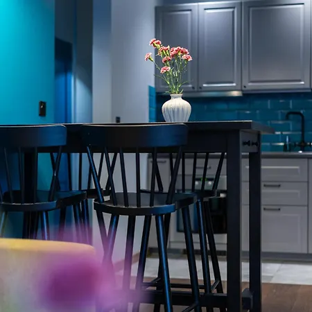 Modern With Free Parking Spot Apartment