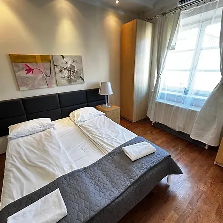 Silent Main Market Square Apartment