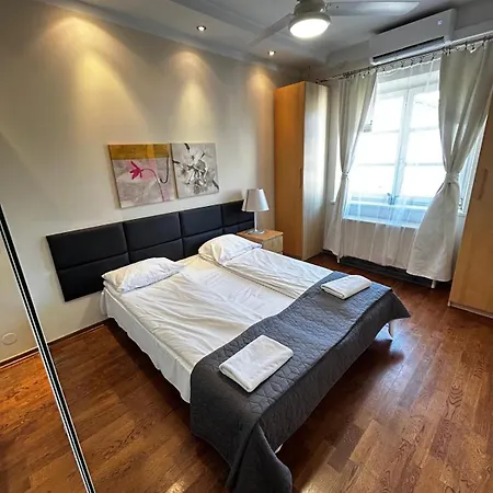 Silent Main Market Square Apartment *