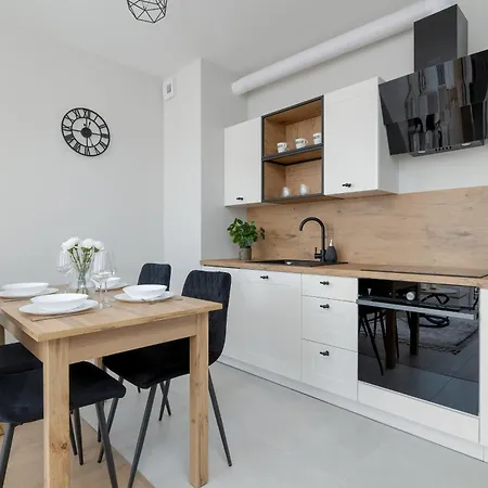 Apartment Bright Park Lotnikow Near Tauron Arena By Renters *