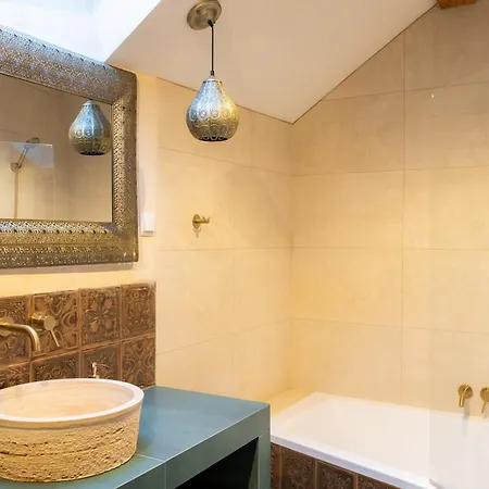 게스트하우스 Blisshouse Luxurious Calm And Energetic Spot Near By Surrounded By The Forest Where Will Find Your Peace And Your People *