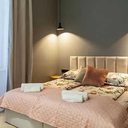 White Magnolia 4 Bedroom Premium And Parking Lägenhet Kraków