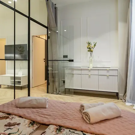 White Magnolia 4 Bedroom Premium And Parking Kraków
