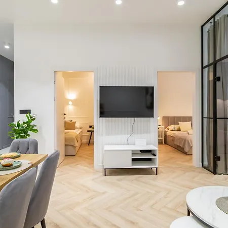 White Magnolia 4 Bedroom Premium And Parking Lägenhet *