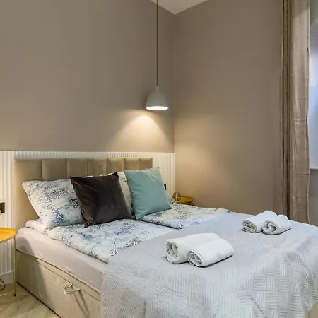 White Magnolia 4 Bedroom Premium And Parking Lägenhet Kraków