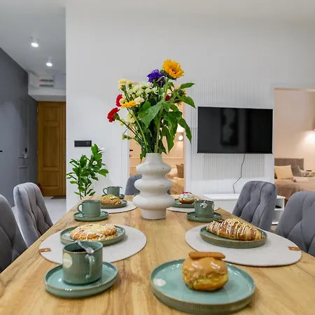 White Magnolia 4 Bedroom Premium And Parking Lägenhet *
