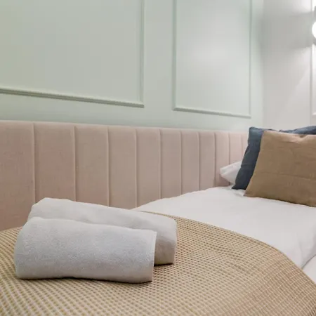 White Magnolia 4 Bedroom Premium And Parking Lägenhet Kraków