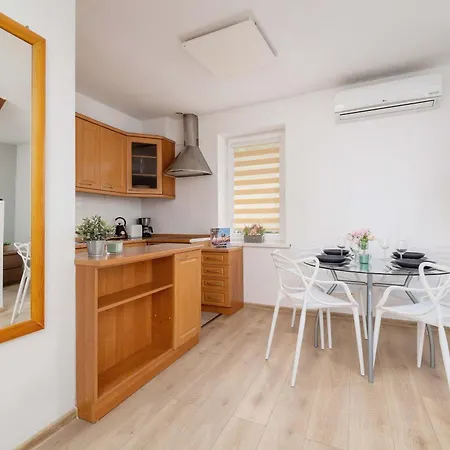 Klimatyzowany Z Dwiema Sypialniami W Centrum Krakowa Blisko Rynku I Parku By Renters Krakov