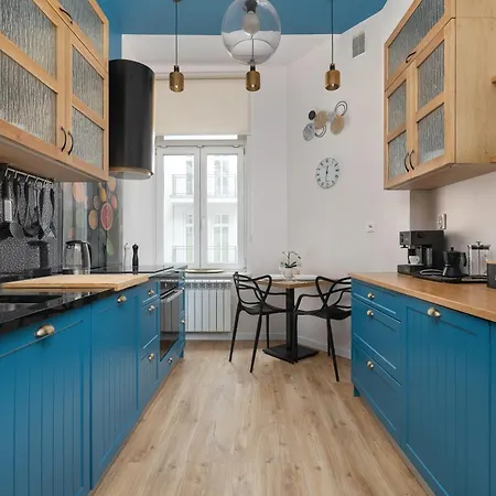 Charming With Desk In Downtown Cracow By Renters Apartment