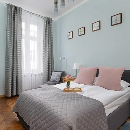 Charming With Desk In Downtown Cracow By Renters Apartment *