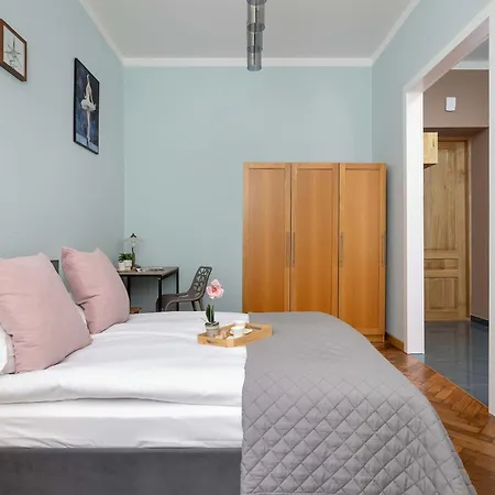 Charming With Desk In Downtown Cracow By Renters Apartment *