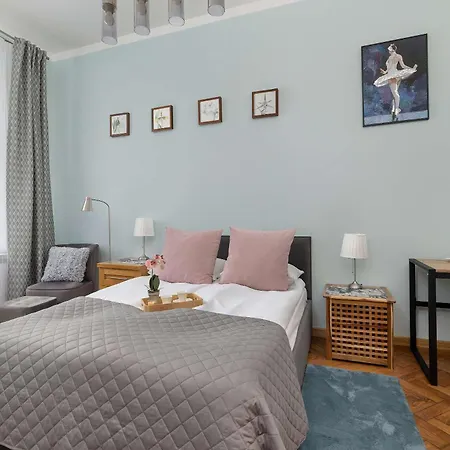 Charming With Desk In Downtown Cracow By Renters