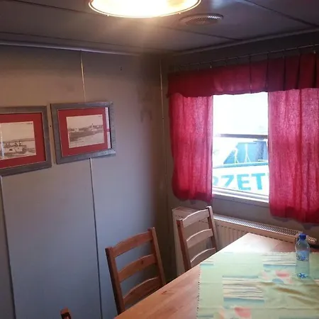 Barka Basia Hotel na wodzie *