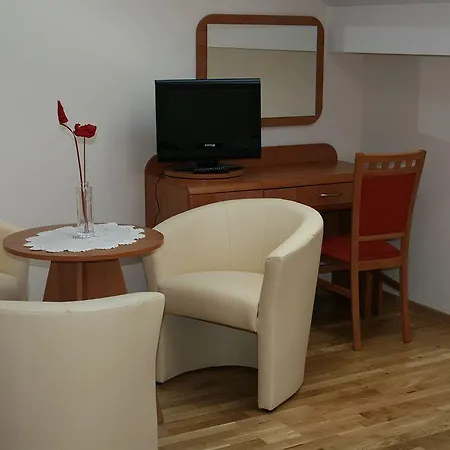 Kajzer Apart Otel 2*