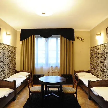 Deco Hostel *