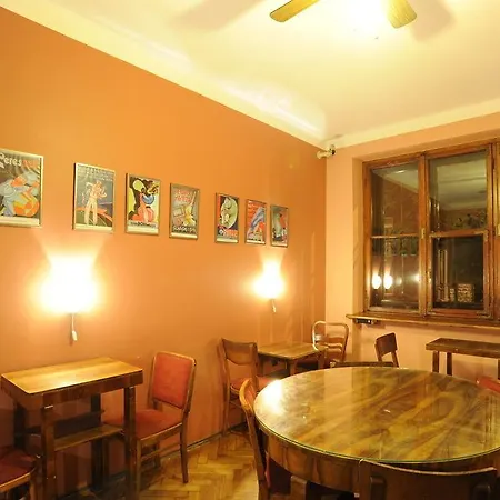 Deco Hostel *