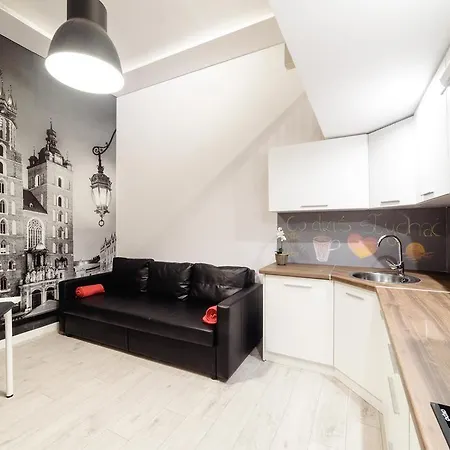 2 Nights - Great Location, Right Next To Main Rail And Bus Station, 10 Min To Main Square By Foot 3*