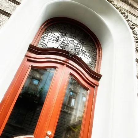 Leone Aparthotel 3*